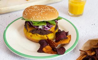 Burger de viande chevaline, chips de légumes et ketchup de citrouille