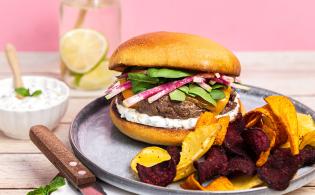 Burger de viande chevaline, tzatziki et chips de légumes 