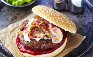 Burgers d’agneau au chèvre et au bacon