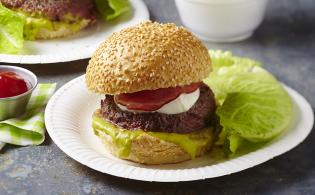 Burgers de bœuf à la tomate et à l’avocat