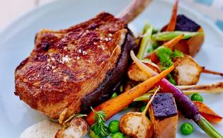 Côtes de veau panées à la chapelure de pain brûlé et printanière de légumes