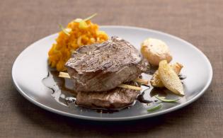 Bavette de boeuf saignante, chocolat épicé et potiron écrasé à la citronnelle