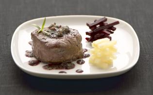 Filet de boeuf aux câpres,frites de betterave et de céleri glacées