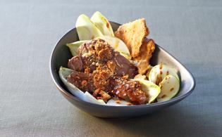 Boeuf caramélisé sur lit d'endives et son crumble de parmesan