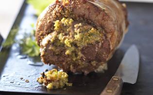 Rôti d’agneau farci aux herbes