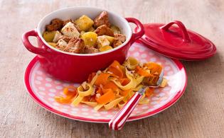 Cassolettes de veau aux pommes et à la féta poêlée de tagliatelles et de carottes en ribambelle