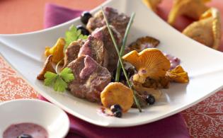 Noisettes d'agneau aux girolles et cassis