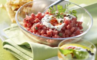 Recette de Tartare de boeuf sauce Raïta et frites de céleri