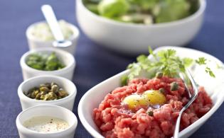 Recette de Steak Tartare de boeuf aux herbes et salade Mesclun