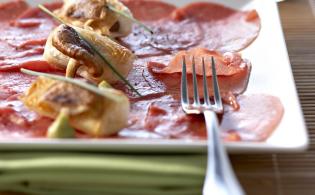 Carpaccio de boeuf, sauce Wasabi et croustillants de Shiitakes