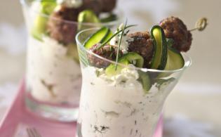 Verrines de boulettes de bœuf sur lit de fromage aux herbes