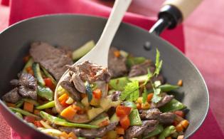 Sauté de viande chevaline, petits légumes parfumés à l'huile de sésame