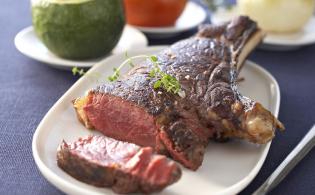 Côtes de viande chevaline grillées, petits farcisde légumes à la Quinoa