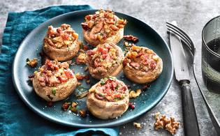 Champignons farcis à la fraise de veau, noisettes de chorizo grillé