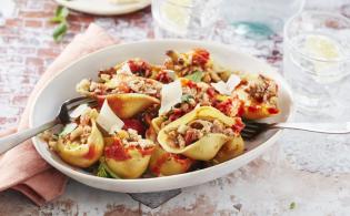 Conchiglioni farcis au veau, oignons, tomates, parmesan, basilic