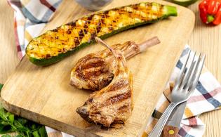 Côtelettes d’agneau marinées, courgettes grillées