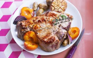 Côtes de veau aux abricots et oignons rouges