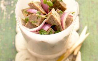 Salade de cubes de langue de veau à l'oignon rouge et vinaigrette au cerfeuil