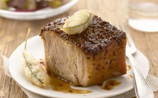 Palette de porc aux graines de moutarde et tempuras de feuilles de sauge