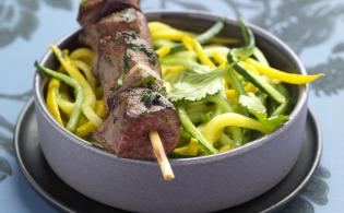 Brochettes de coeur de veau aux épices coquines et courgettes en déshabillé