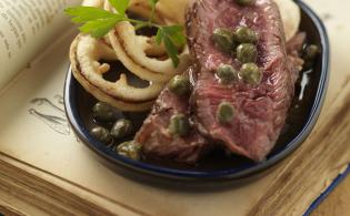 Grillade de viande chevaline aux oignons frits et beurre noir aux câpres