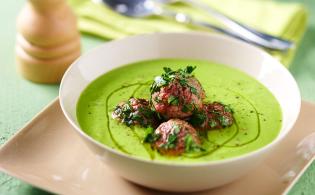 Crème de petits pois et boulettes de bœuf à la menthe