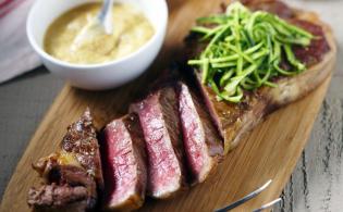 Faux-filet de boeuf grillé aux courgettes