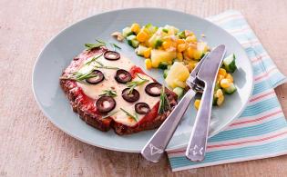 Faux-filet de bœuf cuisiné comme une pizza, salade multicolore