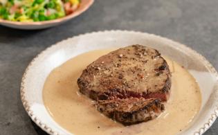 Filet de boeuf au poivre, petits pois cuisinés