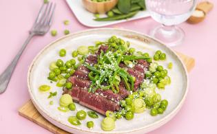 Filet de viande chevaline, crémeux de petits pois, neige de feta, haricots mange-tout 