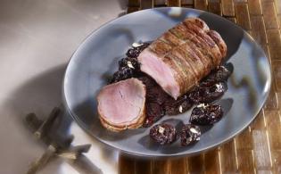 Filet mignon de veau en chemise de poitrine fumée, pruneaux au vin rouge régliss