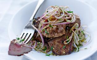 Foie d’agneau poêlé aux épices, salade d’oignon rouge