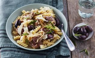 Fusilli au ragout d'agneau, olives et romarin