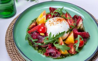Gravlax de bœuf, tomates, burrata, pesto de pistache et roquette