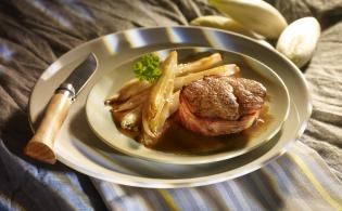 Pavés de veau aux endives caramélisées, sauce à la chicorée 