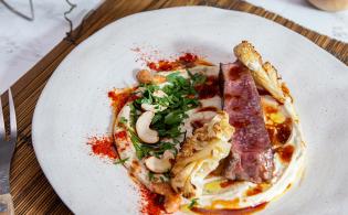 Houmous de noix de cajou et chou-fleur rôti, filet de bœuf grillé