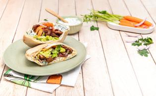 Kebab d'agneau, sauce blanche, herbes fraîches et citron, carotte, oignon rouge et sucrine