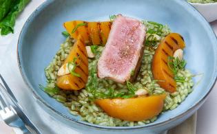 Médaillon de veau aux pêches grillées, risotto vert