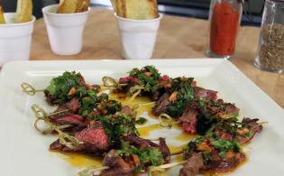 Mini-brochettes de bavette de boeuf sauce Chimichurri, grosses frites au four