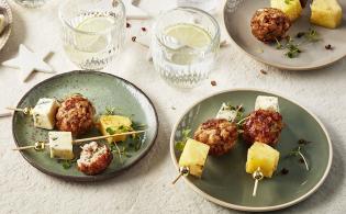 Mini-brochettes de chevreau, fourme d'Ambert et ananas