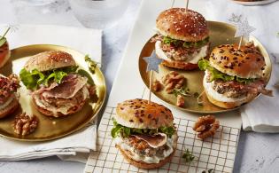 Mini-burgers de veau à la crème de gorgonzola, prosciutto et noix caramélisées