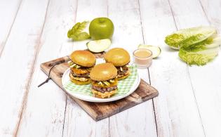 Mini burger de veau, sauce maison, cornichon, pomme verte, cheddar et sucrine