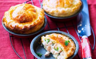 Mini-tourtes de rognons blancs d’agneau aux pousses d’épinard et chèvre frais