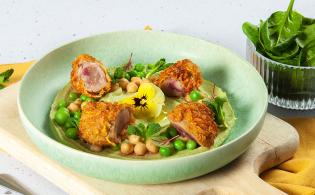 Nuggets de rognon de veau, houmous de petits pois et pois chiches, pousses d’épinard