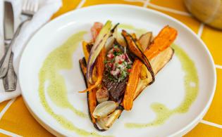 Onglet grillé, légumes anciens rôtis au sirop d’érable, sauce chimichurri