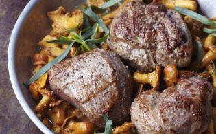 Pavés d’agneau et girolles au beurre d’estragon