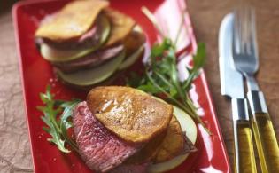 Pavés de bœuf en mille-feuilles de pommes de terre croustillantes