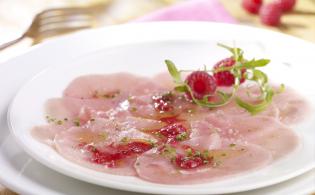 Carpaccio de veau à la vinaigrette de framboises