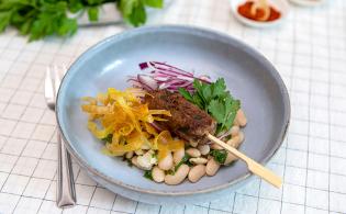 Salade de kefta de bœuf, haricots tarbais aux herbes, oignon rouge et croquant de feuilles de brick