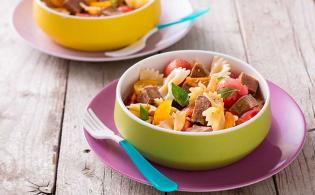 Salade de pâtes à la langue de bœuf, aux billes de pastèque et tomates cerise multicolores